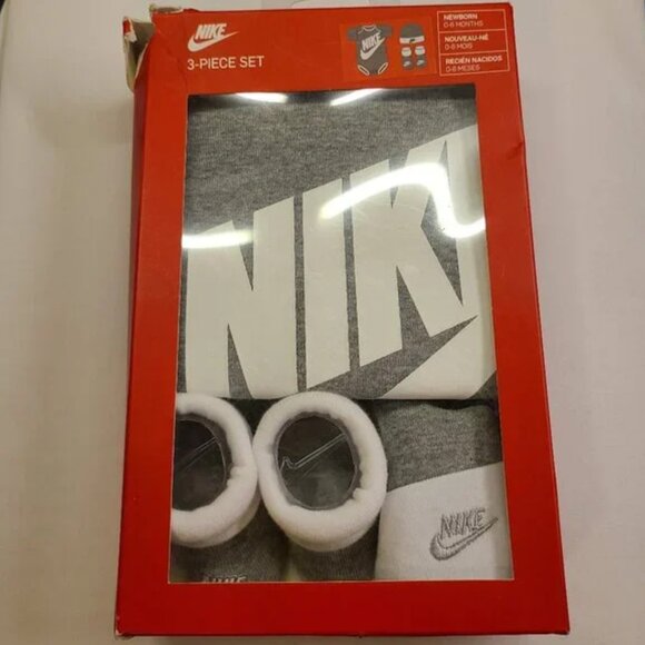 NIKE FUTURA NEWBORN 3 PIECE LAYETTE SET - 0-6 MONTHS - Picture 2 of 4